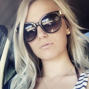 Meet your Posher, Alexis